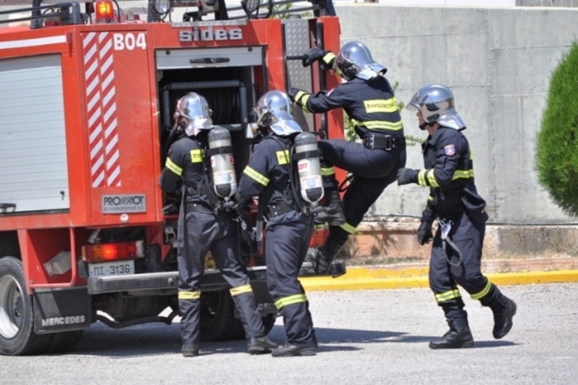 Αυτοκίνητο πήρε φωτιά στη Λαμία: Διασώθηκαν οι επιβάτες